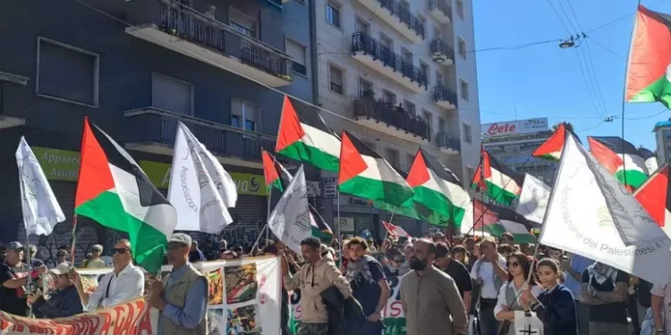 Manifestazione a Milano, un minuto di silenzio per Nasrallah