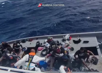 Si capovolge un barcone di migranti, 21 dispersi