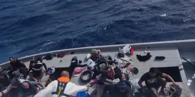 Si capovolge un barcone di migranti, 21 dispersi