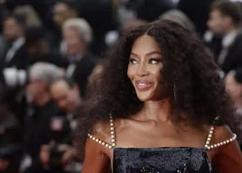 Fondi caritativi spesi in lussi personali, Naomi Campbell sospesa