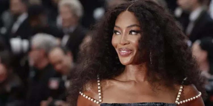 Fondi caritativi spesi in lussi personali, Naomi Campbell sospesa