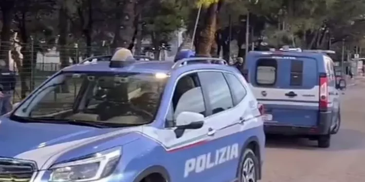 Lite a scuola per una ragazza, studente accoltellato