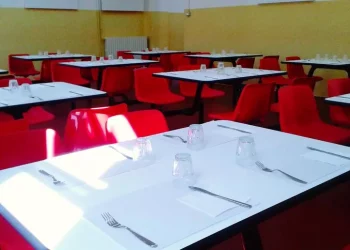 Nelle mense scolastiche di Sassari stoviglie e posate lavabili
