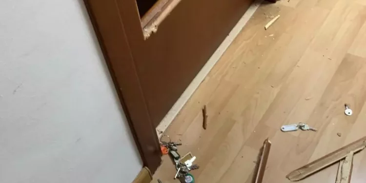 Raid vandalico nella sede del Pd a Cagliari