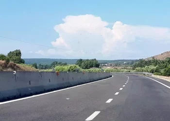 Camion si ribalta sulla statale 131, strada chiusa a Paulilatino