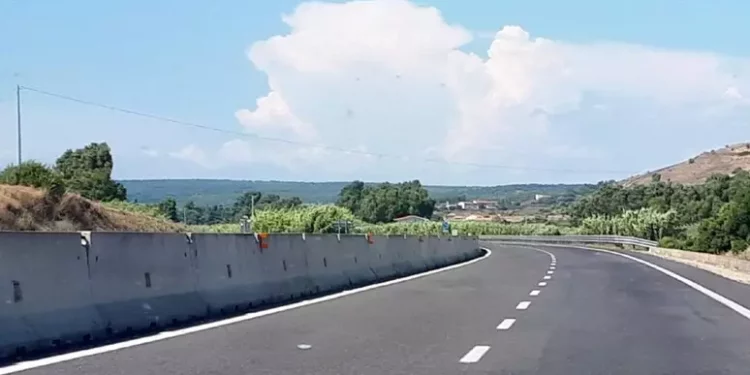 Camion si ribalta sulla statale 131, strada chiusa a Paulilatino