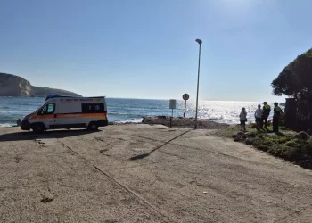 Cade in mare durante arrampicata nell’Oristanese, turista morto