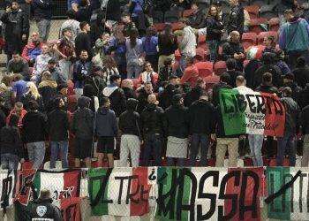 Gli ultrà italiani voltano le spalle (giustamente) all’inno di Israele