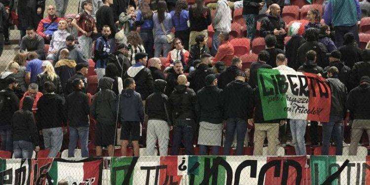 Gli ultrà italiani voltano le spalle (giustamente) all’inno di Israele