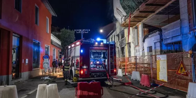Incendio in un emporio cinese a Milano, tre morti