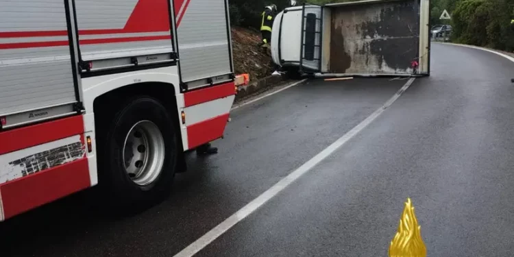 Siniscola: camion si ribalta, traffico in tilt sulla statale 125