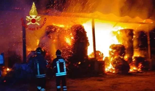 Capoterra, incendio nelle campagne: le fiamme avvolgono anche un camion e una ruspa