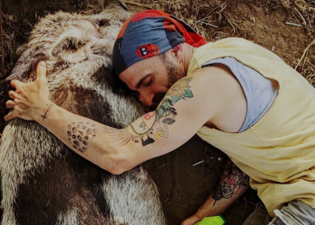 A un anno dall’uccisione dei nove maiali nel loro rifugio arriva a Cagliari il film “Cuori Liberi, fino all’ultimo respiro”