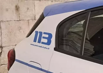 Terrore a Verona, uomo aggredisce agenti con un coltello: ucciso