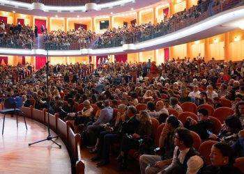 Uto Ughi e le quattro stagioni Il lungo abbraccio del comunale al maestro