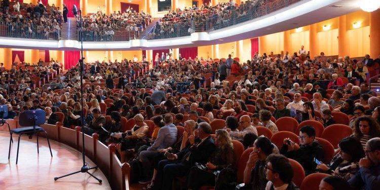 Uto Ughi e le quattro stagioni Il lungo abbraccio del comunale al maestro