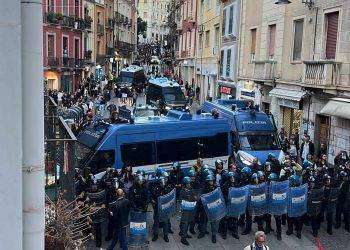 Negato corteo pro Palestina a Cagliari, polizia carica i manifestanti