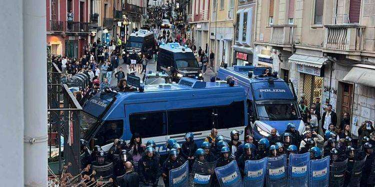 Negato corteo pro Palestina a Cagliari, polizia carica i manifestanti