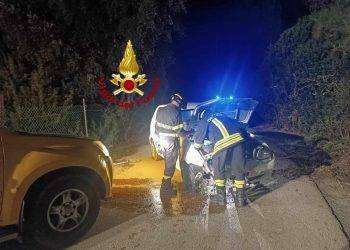 Alghero, auto ribaltata sulla strada provinciale Cassonedda