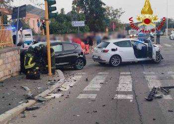 Carbonia: due auto si scontrano al semaforo, sette feriti
