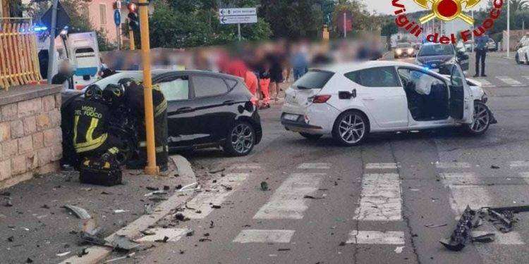 Carbonia: due auto si scontrano al semaforo, sette feriti