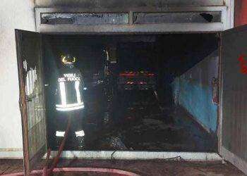 Oristano, in fiamme capannone: distrutti 10 camion della nettezza urbana