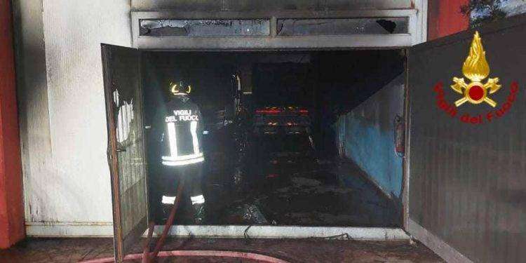 Oristano, in fiamme capannone: distrutti 10 camion della nettezza urbana