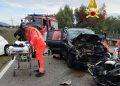 Tragedia nel nuorese, scontro tra tre auto e una moto: morto uno svizzero di 36 anni