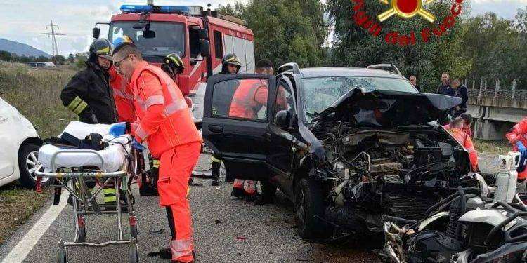 Tragedia nel nuorese, scontro tra tre auto e una moto: morto uno svizzero di 36 anni