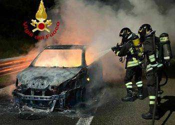 Ozieri, auto in corsa prende fuoco: paura per due occupanti