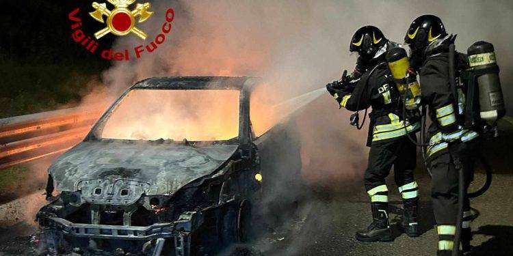 Ozieri, auto in corsa prende fuoco: paura per due occupanti