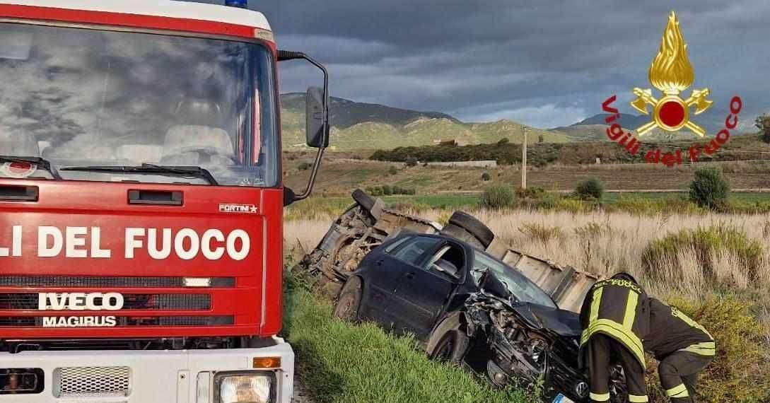 Scontro tra auto e camioncino: due feriti