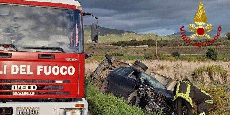 Scontro tra auto e camioncino: due feriti