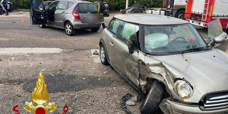 Olbia, scontro frontale tra due auto: i conducenti trasportati in ospedale