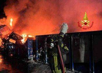 Carbonia, incendio devastante in una ditta di autodemolizioni