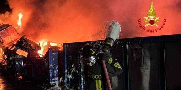 Carbonia, incendio devastante in una ditta di autodemolizioni