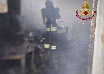 Arzachena, in fiamme magazzino: intervento dei Vigili del Fuoco