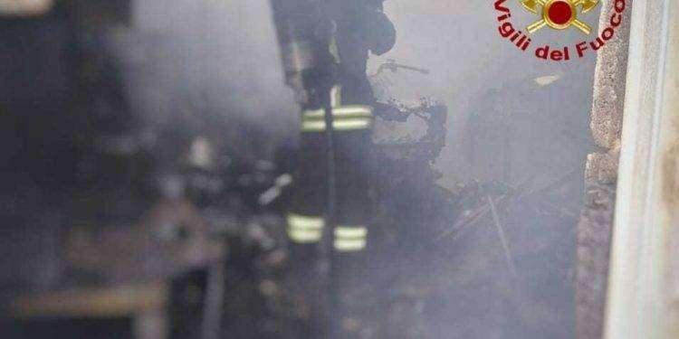 Arzachena, in fiamme magazzino: intervento dei Vigili del Fuoco