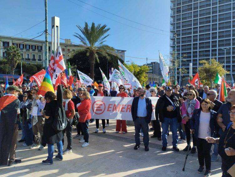 In piazza a Cagliari per dire no alla guerra