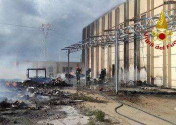 Incendio in un capannone nella zona industriale di Macchiareddu