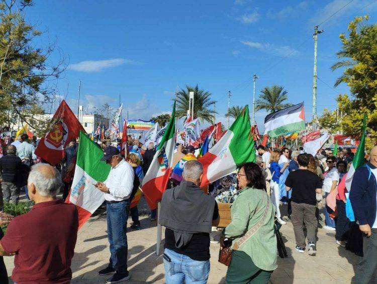 In piazza a Cagliari per dire no alla guerra