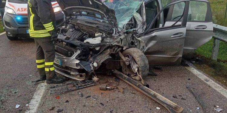 Scontro tra auto e camion: due donne in gravi condizioni