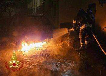 Olbia, auto in fiamme nella notte