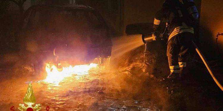 Olbia, auto in fiamme nella notte
