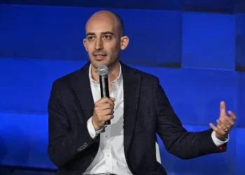 A Costa il premio Estense: “Il libro è imbattibile”