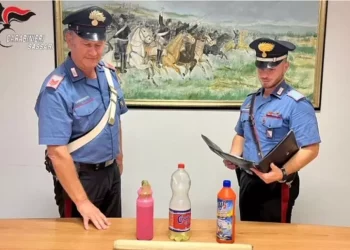 Aggredisce l’ex compagna, in auto aveva acido e mazza baseball