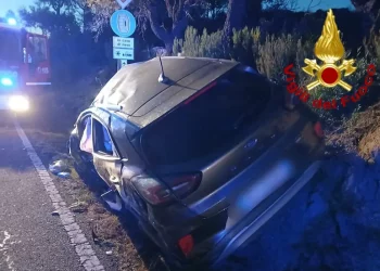 Auto contro una roccia sulla Statale 126: grave una persona