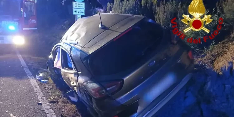 Auto contro una roccia sulla Statale 126: grave una persona