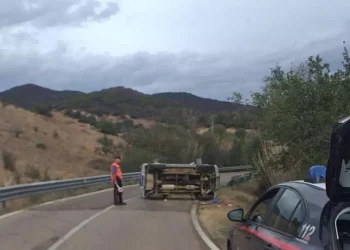Auto urta guardrail e si ribalta, ferita una turista tedesca