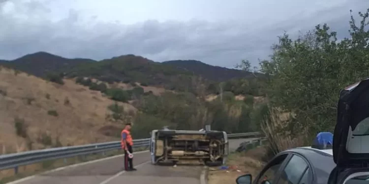 Auto urta guardrail e si ribalta, ferita una turista tedesca